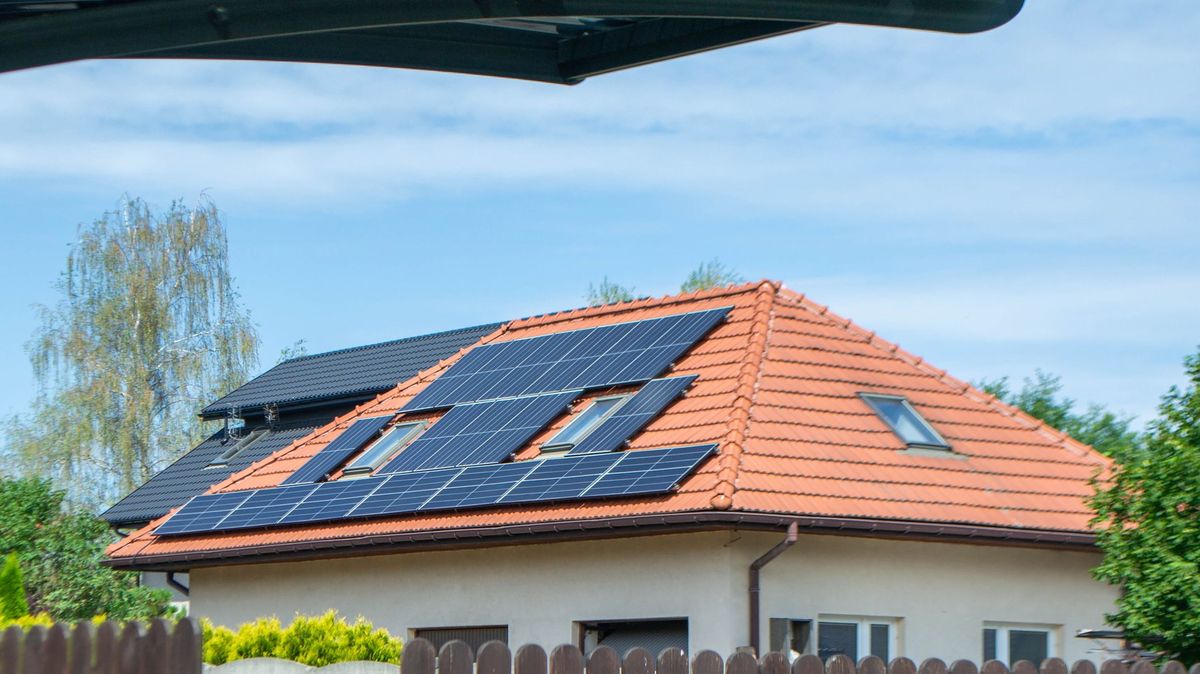 Na soláry na rodinném domě si připravte kolem půl milionu